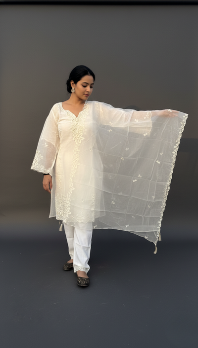 Noir Nazakat Set (white)